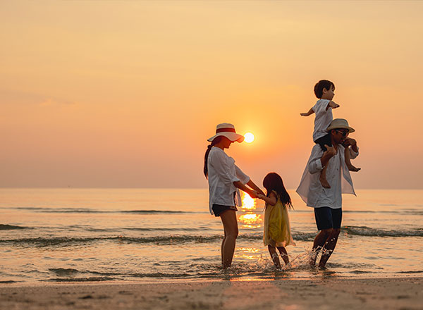 familia de vacaciones en la playa