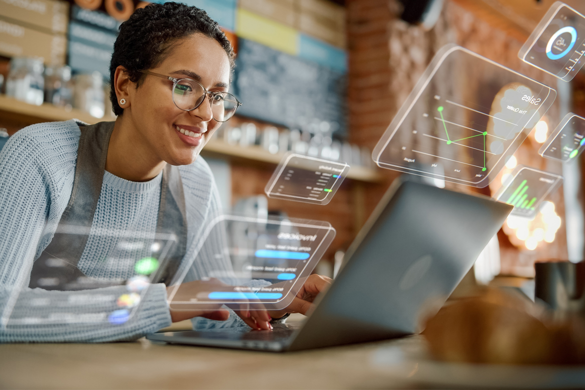 Propietario de una pequeña empresa mirando una computadora portátil