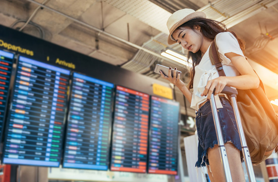 Mujer en un aeropuerto