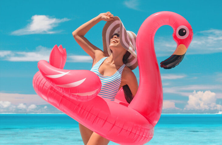 mujer en la playa con un flotador