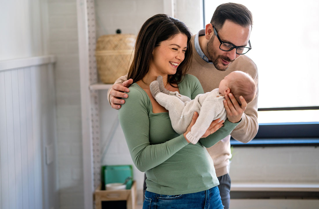 Nuevos padres sosteniendo un bebé